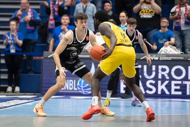ENBL 2025 2026 Syntainics MBC vs Valmiera Glass Via Weissenfels, Germany 05 November 2025 Pictured from left Aniwaniwa Tait Jones Valmiera and Thomas Khyri Weissenfels Weissenfels Stadthalle Sachsen Anhalt Germany