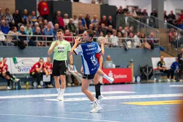 HSG Blomberg Lippe GER vs SV Union Halle Neustadt GER , Handball, DHB Pokal Frauen, Viertelfinale, 05 11 2025, Saision 2025 2026, Blomberg Ona Vegue HSG Blomberg Lippe, 14 bei einem 7 Meter Wurf Blomberg Sporthalle an der Ulmenallee Germany