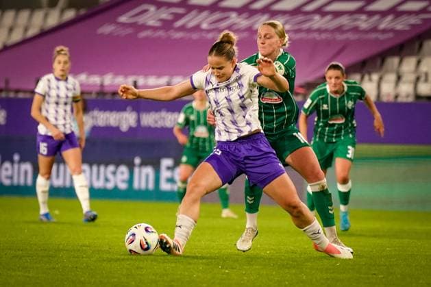 Germany Women Soccer Google Pixel Women Bundesliga 2025 26, 9 Matchday SGS Essen vs SV Werder Bremen Stadion an der Hafenstraße Paulina Platner SGS Essen, 25 Lina Hausicke SV Werder Bremen, 18 Essen North Rhine-Westphalia Germany Copyright: xJOERANxSTEINSIEKx