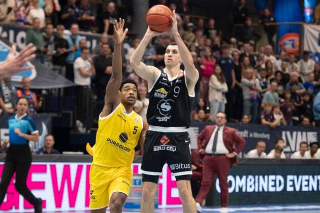 ENBL 2025 2026 Syntainics MBC vs Valmiera Glass Via Weissenfels, Germany 05 November 2025 In the picture from left in the duel Foster Marcus Weissenfels and Artis Ate Valmiera Weissenfels Stadthalle Sachsen Anhalt Germany
