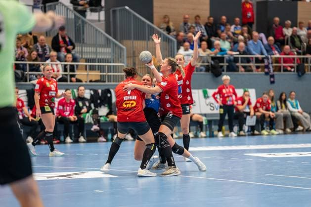 HSG Blomberg Lippe GER vs SV Union Halle Neustadt GER , Handball, DHB Pokal Frauen, Viertelfinale, 05 11 2025, Saision 2025 2026, Blomberg Laura Rueffieux HSG Blomberg Lippe, 03 tries to assert herself against her opponents Blomberg Sporthalle an der Ulmenallee Germany