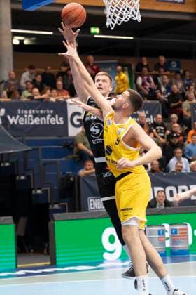 ENBL 2025 2026 Syntainics MBC vs Valmiera Glass Via Weissenfels, Germany 05 November 2025 Pictured from left Rinalds MÄlmanis Valmiera and Nikic Kresimir Weissenfels Weissenfels Stadthalle Sachsen Anhalt Germany