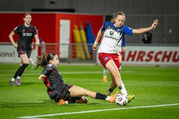 Womens Soccer Bundesliga Bayer 04 Leverkusen Hamburger SV, 05 11 2025 Loreen Bender Bayer 04 Leverkusen, 19 straddles Victoria Schulz Hamburger SV, 19 Bayer 04 Leverkusen Hamburger SV on matchday 9 of the Google Pixel Womens Bundesliga on 05 11 2025 at Ulrich Haberland Stadium in Leverkusen North Rhine-Westphalia DFL REGULATIONS PROHIBIT ANY USE OF PHOTOGRAPHS AS IMAGE SEQUENCES AND OR QUASI VIDEO Copyright: xBEAUTIFULxSPORTS AxelxKohringx