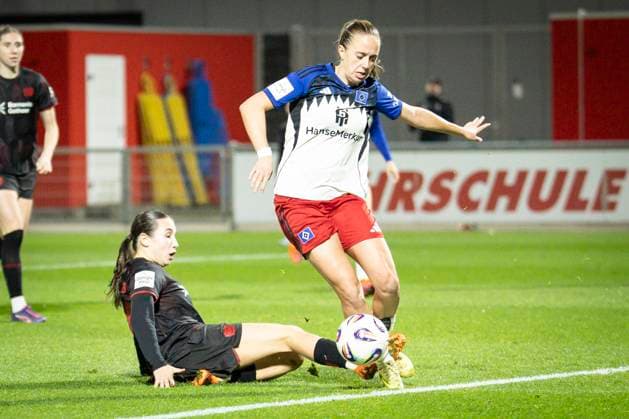 Womens Soccer Bundesliga Bayer 04 Leverkusen Hamburger SV, 05 11 2025 Loreen Bender Bayer 04 Leverkusen, 19 meets Victoria Schulz Hamburger SV, 19 Bayer 04 Leverkusen Hamburger SV on matchday 9 of the Google Pixel Womens Bundesliga on 05 11 2025 at Ulrich Haberland Stadium in Leverkusen North Rhine-Westphalia DFL REGULATIONS PROHIBIT ANY USE OF PHOTOGRAPHS AS IMAGE SEQUENCES AND OR QUASI VIDEO Copyright: xBEAUTIFULxSPORTS AxelxKohringx