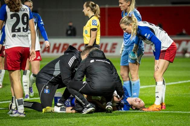 Womens Soccer Bundesliga Bayer 04 Leverkusen Hamburger SV, 05 11 2025 Loreen Bender Bayer 04 Leverkusen, 19 hits Victoria Schulz Hamburger SV, 19 on the ankle, who needs treatment Bayer 04 Leverkusen Hamburger SV on matchday 9 of the Google Pixel Womens Bundesliga on 05 11 2025 at Ulrich Haberland Stadium in Leverkusen North Rhine-Westphalia DFL REGULATIONS PROHIBIT ANY USE OF PHOTOGRAPHS AS IMAGE SEQUENCES AND OR QUASI VIDEO Copyright: xBEAUTIFULxSPORTS AxelxKohringx