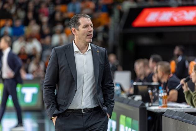 Ty Harrelson Ratiopharm Ulm, Head Coach Portrait Hands in Pocket, GER, ratiopharm ulm vs London Lions, Basketball, 6 Round, BKT EuroCup, 2025 2026 Season, 05 11 2025, GER, ratiopharm ulm vs London Lions, Basketball, 6 Round, BKT EuroCup, 2025 2026 Season, 05 11 2025 New Ulm Copyright: xEibner-Pressefoto JanixPlessx EP_JPL