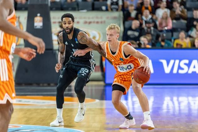 duel between Tarik Phillip London Lions, 22 Teo Milicic Ratiopharm Ulm, 44 , GER, ratiopharm ulm vs London Lions, Basketball, 6 Round, BKT EuroCup, Season 2025 2026, 05 11 2025, GER, ratiopharm ulm vs London Lions, Basketball, 6 Round, BKT EuroCup, Season 2025 2026, 05 11 2025 New Ulm Copyright: xEibner-Pressefoto JanixPlessx EP_JPL