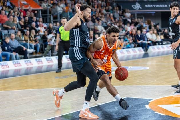 Emotions in the duel between Mark Smith Ratiopharm Ulm, 13 Deane Williams London Lions, 31 , GER, ratiopharm ulm vs London Lions, Basketball, 6 Round, BKT EuroCup, Season 2025 2026, 05 11 2025, GER, ratiopharm ulm vs London Lions, Basketball, 6 Round, BKT EuroCup, Season 2025 2026, 05 11 2025 New Ulm Copyright: xEibner-Pressefoto JanixPlessx EP_JPL