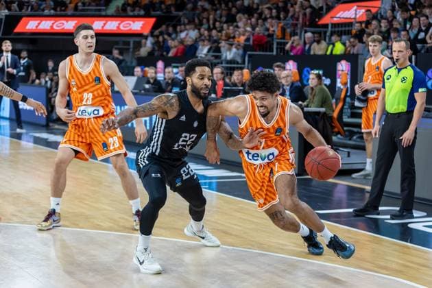 Dynamic duel between Tobias Jensen Ratiopharm Ulm, 07 Tarik Phillip London Lions, 22 behind Diego Garavaglia Ratiopharm Ulm, 23 , GER, ratiopharm ulm vs London Lions, Basketball, 6 round, BKT EuroCup, 2025 2026 season, 05 11 2025, GER, ratiopharm ulm vs London Lions, Basketball, 6 round, BKT EuroCup, 2025 2026 season, 05 11 2025 New Ulm Copyright: xEibner-Pressefoto JanixPlessx EP_JPL