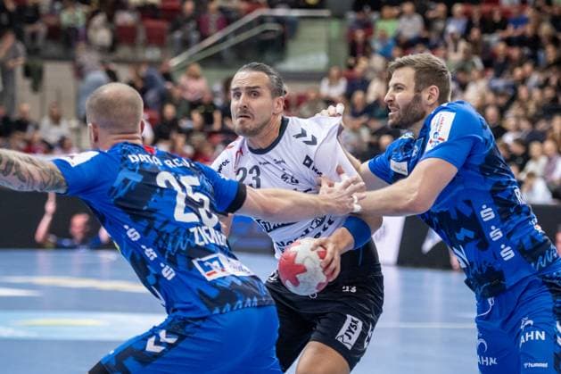 Kent Robin Tonnesen SG Flensburg Handewitt, 23 between Patrick Zieker TVB Stuttgart, 25 and Samuel Roethlisberger TVB Stuttgart, 17 , re GER, TVB Stuttgart SG Flensburg Handewitt, DAIKIN HBL, Handball, Bundesliga, DHB Pokal Round of 16, Season 2025 2026, 05 11 2025 GER, TVB Stuttgart SG Flensburg Handewitt, DAIKIN HBL, Handball, Bundesliga, DHB Pokal Round of 16, Season 2025 2026, 05 11 2025 Stuttgart Copyright: xSandyxDinkelackerx EP_SDR