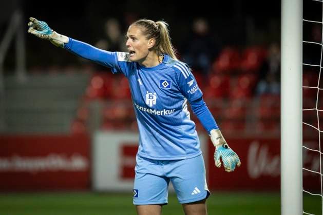 Womens Soccer Bundesliga Bayer 04 Leverkusen Hamburger SV, 05 11 2025 Goalkeeper Inga Schuldt Hamburger SV, 1 gesturing Bayer 04 Leverkusen Hamburger SV on matchday 9 of the Google Pixel Womens Bundesliga on 05 11 2025 at Ulrich Haberland Stadium in Leverkusen North Rhine-Westphalia DFL REGULATIONS PROHIBIT ANY USE OF PHOTOGRAPHS AS IMAGE SEQUENCES AND OR QUASI VIDEO Copyright: xBEAUTIFULxSPORTS AxelxKohringx