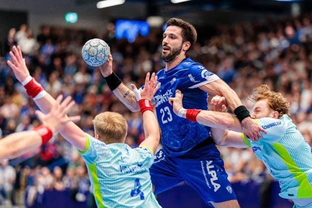 v l Ellidi Vidarsson VfL Gummersbach, 04 , Tim Suton TBV Lemgo Lippe, 23 , Tim Kiesler VfL Gummersbach, 30 GER, TBV Lemgo Lippe vs VfL Gummersbach, Handball, DHB Pokal, Matchday 3, Season 2025 2026, 05 11 2025 GER, TBV Lemgo Lippe vs VfL Gummersbach, Handball, DHB Pokal, Matchday 3, Season 2025 2026, 05 11 2025 Lemgo Copyright: xEibner-Pressefoto JanxRollingerx EP_JSK