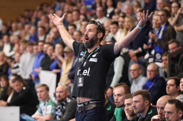 05 11 2025, xgox, Handball DHB Pokal 1 8 Final TV Grosswallstadt SC Magdeburg emspor, f l Bennet Wiegert Magdeburg, coach gives instructions, gesticulates with his arms, gives instructions Elsenfeld