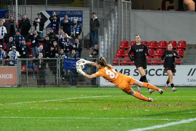 Goalkeeper Anne Moll (34 Bayer 04 Leverkusen) during the Google Pixel Frauen-Bundesliga between Bayer 04 Leverkusen and Hamburger SV at Ulrich-Haberland-Stadion in Leverkusen, Germany. Copyright: xQianruxZhang SPPx Sportspressphoto_SPR57172