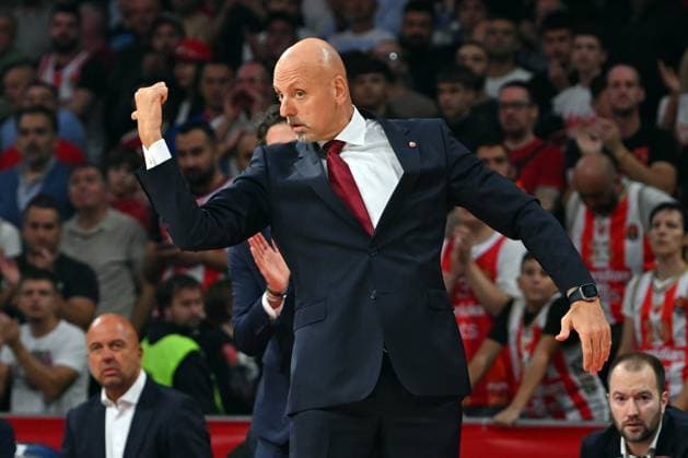 CRVENA ZVEZDA vs PANATHINAIKOS SASA OBRADOVIC, basketball coach of Crvena zvezda, during the Euroleague match against Panathinaikos, at Belgrade Arena. Belgrade, 05.11.2025. photo: MN Press photo BASKETBALL, EUROLEAGUE, CRVENA ZVEZDA, PANATHINAIKOS Belgrade Belgrade Arena Serbia Copyright: xMarkoxMetlasx xMNxPressx