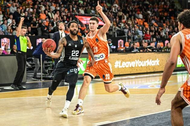 6 Matchday BKT Euro Cup Ratiopharm Ulm v London Lions, Ratiopharm Arena Ulm 07 11 2025 Kameron McGusty London Lions, 22 v Diego Garavaglia Ratiopharm Ulm, 23 Ulm 07 11 2025 6 Matchday BKT Euro Cup, Ratiopharm Ulm v London Lions, Ratiopharm Arena Ulm Copyright: xBEAUTIFULxSPORTS Märklx