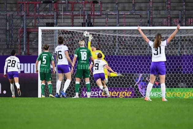 Soccer Google Pixel Womens Bundesliga Season 2025 2026 9 Matchday SGS Essen Werder Bremen on 05 11 2025 at Stadion an der Hafenstraße in Essen Vanessa Fürst SGS Essen scores 1 3 DFB regulations prohibit any use of photographs as image sequences and or quasi video Nordrhein Westfalen Germany