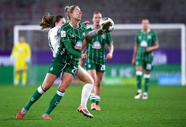 Soccer Google Pixel Womens Bundesliga Season 2025 2026 9 Matchday SGS Essen Werder Bremen on 05 11 2025 at Stadion an der Hafenstraße in Essen Sharon Beck Werder Bremen , front Jana Feldkamp SGS Essen , back DFB regulations prohibit any use of photographs as image sequences and or quasi video Nordrhein Westfalen Germany