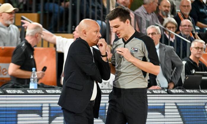 Arturo Alvarez CS Valcea, coach talking to the referee during an interruption RASTA Vechta vs CS Valcea 1924, FIBA Europe Cup, Matchday 4, Season 2025 2026, 05 11 2025, RASTA Vechta vs CS Valcea 1924, FIBA Europe Cup, Matchday 4, Season 2025 2026, 05 11 2025 Vechta Copyright: xEibner-Pressefoto RobertxGertzenx EP_RGN
