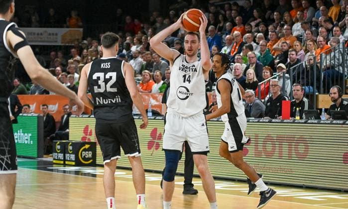 Philip Herkenhoff RASTA Vechta, 14 vs Peter Kiss CS Valcea, 32 RASTA Vechta vs CS Valcea 1924, FIBA Europe Cup, Matchday 4, Season 2025 2026, 05 11 2025, RASTA Vechta vs CS Valcea 1924, FIBA Europe Cup, Matchday 4, Season 2025 2026, 05 11 2025 Vechta Copyright: xEibner-Pressefoto RobertxGertzenx EP_RGN
