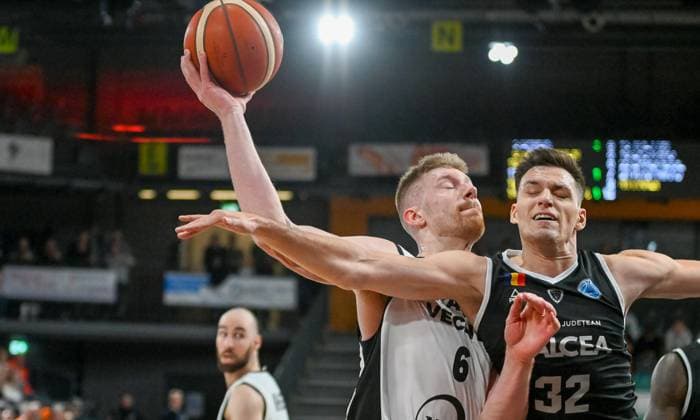 Luc van Slooten RASTA Vechta, 06 in duel with Peter Kiss CS Valcea, 32 RASTA Vechta vs CS Valcea 1924, FIBA Europe Cup, Matchday 4, Season 2025 2026, 05 11 2025, RASTA Vechta vs CS Valcea 1924, FIBA Europe Cup, Matchday 4, Season 2025 2026, 05 11 2025 Vechta Copyright: xEibner-Pressefoto RobertxGertzenx EP_RGN