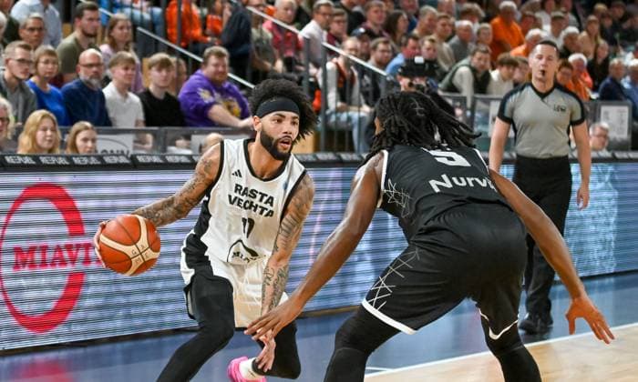 Tevin Brown RASTA Vechta, 10 on the ball RASTA Vechta vs CS Valcea 1924, FIBA Europe Cup, Matchday 4, Season 2025 2026, 05 11 2025, RASTA Vechta vs CS Valcea 1924, FIBA Europe Cup, Matchday 4, Season 2025 2026, 05 11 2025 Vechta Copyright: xEibner-Pressefoto RobertxGertzenx EP_RGN