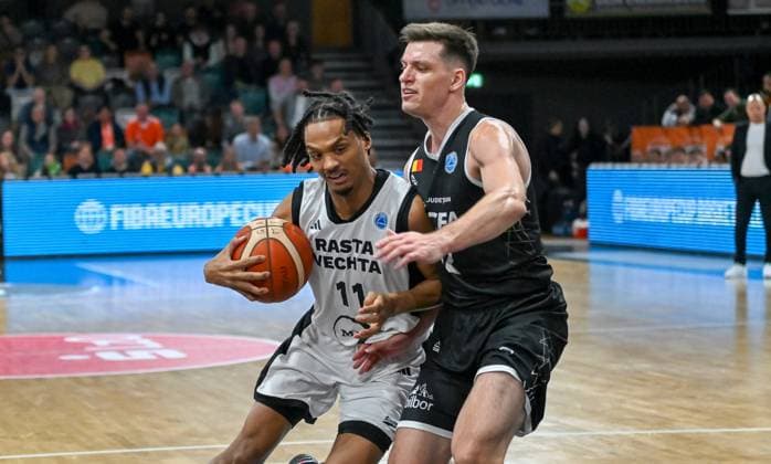 Alonzo Verge jr RASTA Vechta, 11 vs Peter Kiss CS Valcea, 32 RASTA Vechta vs CS Valcea 1924, FIBA Europe Cup, Matchday 4, Season 2025 2026, 05 11 2025, RASTA Vechta vs CS Valcea 1924, FIBA Europe Cup, Matchday 4, Season 2025 2026, 05 11 2025 Vechta Copyright: xEibner-Pressefoto RobertxGertzenx EP_RGN
