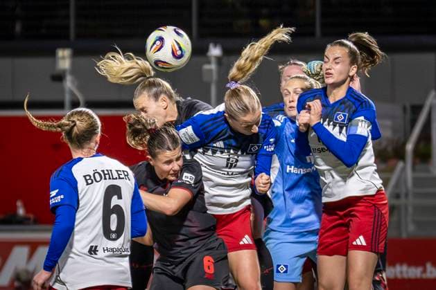 Womens Soccer Bundesliga Bayer 04 Leverkusen Hamburger SV, 05 11 2025 Penalty area scene with Katharina Piljic Bayer 04 Leverkusen, 6 and Annaleen Böhler Hamburger SV, 6 Bayer 04 Leverkusen Hamburger SV on matchday 9 of the Google Pixel Womens Bundesliga on 05 11 2025 at Ulrich Haberland Stadium in Leverkusen North Rhine-Westphalia DFL REGULATIONS PROHIBIT ANY USE OF PHOTOGRAPHS AS IMAGE SEQUENCES AND OR QUASI VIDEO Copyright: xBEAUTIFULxSPORTS AxelxKohringx