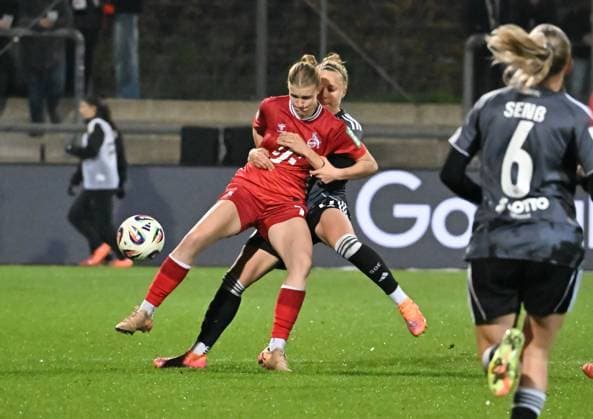 05 11 2025, xsltx, Soccer Google Pixel Women Bundesliga, Eintracht Frankfurt 1 FC Köln v l Anna Lena Stolze 1 FC Köln , Pia Sophie Wolter Eintracht Frankfurt DFL DFB REGULATIONS PROHIBIT ANY USE OF PHOTOGRAPHS as IMAGE SEQUENCES and or QUASI VIDEO