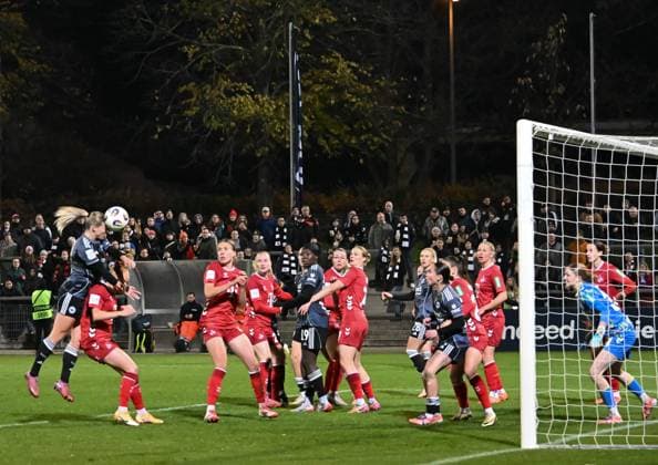 05 11 2025, xsltx, Soccer Google Pixel Women Bundesliga, Eintracht Frankfurt 1 FC Köln v l Nadine Riesen Eintracht Frankfurt fails with a header DFL DFB REGULATIONS PROHIBIT ANY USE OF PHOTOGRAPHS as IMAGE SEQUENCES and or QUASI VIDEO