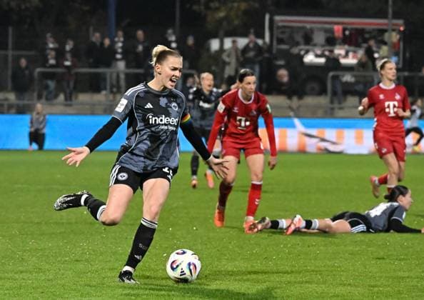 05 11 2025, xsltx, Soccer Google Pixel Women Bundesliga, Eintracht Frankfurt 1 FC Köln v l advantage whistled away, a frustrated Laura Freigang Eintracht Frankfurt DFL DFB REGULATIONS PROHIBIT ANY USE OF PHOTOGRAPHS as IMAGE SEQUENCES and or QUASI VIDEO
