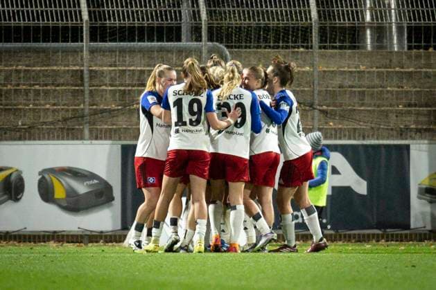 Womens Soccer Bundesliga Bayer 04 Leverkusen Hamburger SV, 05 11 2025 Goal celebration at Hamburger SV after the 1 1 equalizer by Sophie Hillebrand Hamburger SV, 22 Bayer 04 Leverkusen Hamburger SV on matchday 9 of the Google Pixel Womens Bundesliga on 05 11 2025 at Ulrich Haberland Stadium in Leverkusen North Rhine-Westphalia DFL REGULATIONS PROHIBIT ANY USE OF PHOTOGRAPHS AS IMAGE SEQUENCES AND OR QUASI VIDEO Copyright: xBEAUTIFULxSPORTS AxelxKohringx
