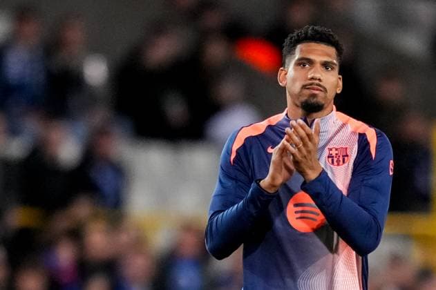 BRUGES, BELGIUM - NOVEMBER 5: Ronald Araujo of FC Barcelona, Barca applauds the fans prior to the UEFA Champions League 2025 26 League Phase MD4 match between Club Brugge KV and FC Barcelona at Jan Breydelstadion on November 5, 2025 in Bruges, Belgium. (Photo by Rene Nijhuis) SPO  Copyright: xRenexNijhuis