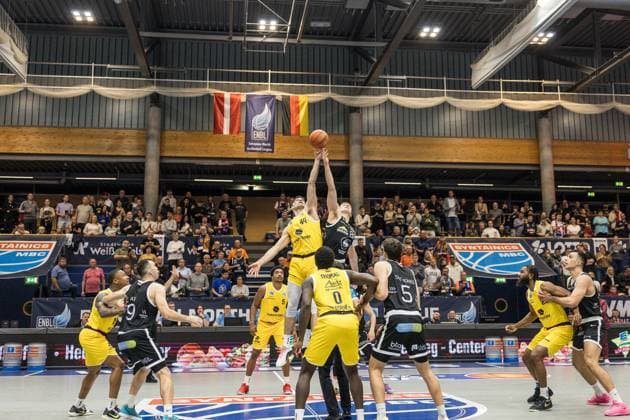 GER, European North Basketball League, ENBL, 2025 2026, Syntainics MBC Valmiera Glass VIA 05 11 2025, Stadthalle, Weißenfels, GER, European North Basketball League, ENBL, 2025 2026, Syntainics MBC Valmiera Glass VIA Tipp off, Jure Planinic Syntainics MBC, 44 , Rinalds MÄlmanis Valmiera Glass VIA, 88 Â Photo Alexander Trienitz Weißenfels Stadthalle Sachsen Anhalt Germany