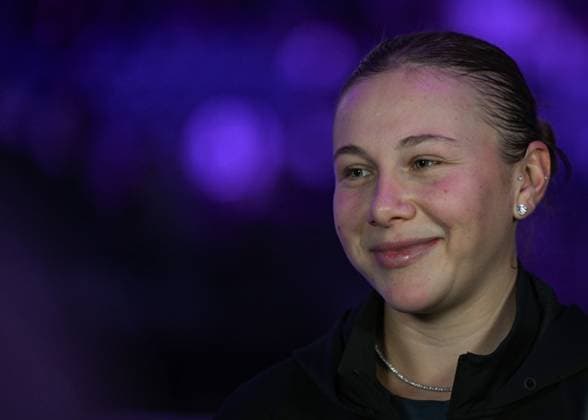 WTA, Tennis Damen Finals 2025 - Day Five RIYADH, SAUDI ARABIA NOVEMBER 5, 2025: Happy Amanda Anisimova of the United States after she won against Iga Swiatek in her last group-stage match on Day 5 of the 2025 WTA Finals, part of the Hologic WTA Tour, at King Saud University Indoor Arena in Riyadh, Saudi Arabia, on November 5, 2025. Riyadh Saudi Arabia  Copyright: xSTRx originalFilename:str-wtafinal251105_np6E7.jpg