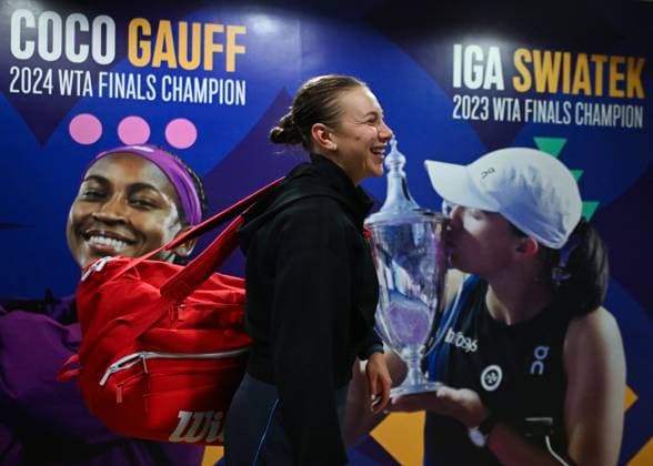 WTA, Tennis Damen Finals 2025 - Day Five RIYADH, SAUDI ARABIA NOVEMBER 5, 2025: Happy Amanda Anisimova of the United States after she won against Iga Swiatek in her last group-stage match on Day 5 of the 2025 WTA Finals, part of the Hologic WTA Tour, at King Saud University Indoor Arena in Riyadh, Saudi Arabia, on November 5, 2025. Riyadh Saudi Arabia  Copyright: xSTRx originalFilename:str-wtafinal251105_npfM1.jpg