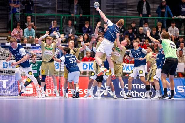 05 11 2025, Handball, Round of 16 DHB Cup, Bergischer HC TSV Hannover Burgdorf, Unihalle Wuppertal Free throw xh77 on the goal of the Recken North Rhine-Westphalia Germany