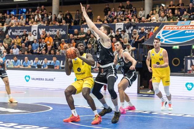 GER, European North Basketball League, ENBL, 2025 2026, Syntainics MBC Valmiera Glass VIA 05 11 2025, Stadthalle, Weißenfels, GER, European North Basketball League, ENBL, 2025 2026, Syntainics MBC Valmiera Glass VIA Khyri Thomas Syntainics MBC, 0 , Verners Kohs Valmiera Glass VIA, 12 Â Photo Alexander Trienitz Weißenfels Stadthalle Sachsen Anhalt Germany