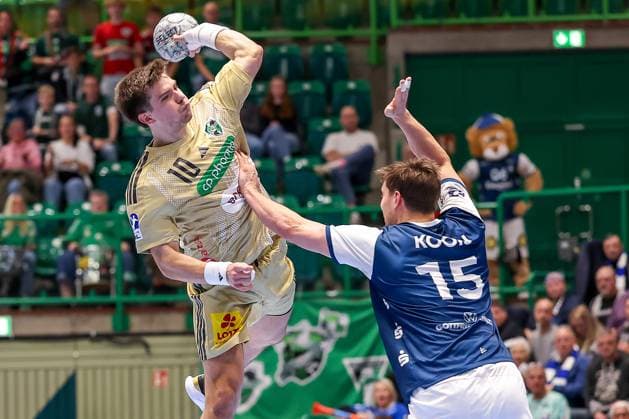 05 11 2025, Handball, Round of 16 DHB Cup, Bergischer HC TSV Hannover Burgdorf, Unihalle Wuppertal Renars Uscins TSV Hannover Burgdorf 10 in a duel against Lars Kooij BHC 15 North Rhine-Westphalia Germany
