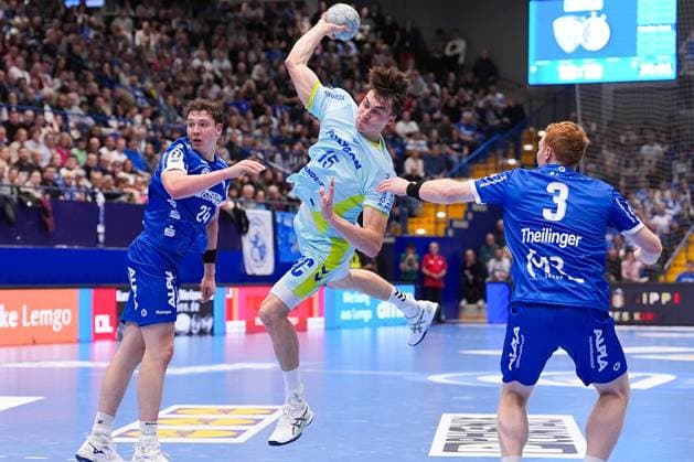 05 11 2025, xydrx, handball, round of 16 DHB Cup, TBV Lemgo Lippe VfL Gummersbach, PHOENIX Contact Arena Joel Willecke TBV Lemgo Lippe 24 and Nicolai Theilinger TBV Lemgo Lippe 3 in a duel against Miro Schluroff VfL Gummersbach 15 North Rhine-Westphalia Germany