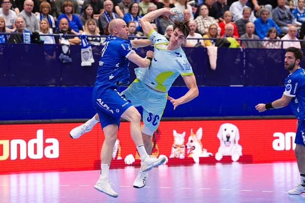 05 11 2025, xydrx, Handball, Round of 16 DHB Cup, TBV Lemgo Lippe VfL Gummersbach, PHOENIX Contact Arena Leve Carstensen TBV Lemgo Lippe 21 in duel against Miro Schluroff VfL Gummersbach 15 North Rhine-Westphalia Germany