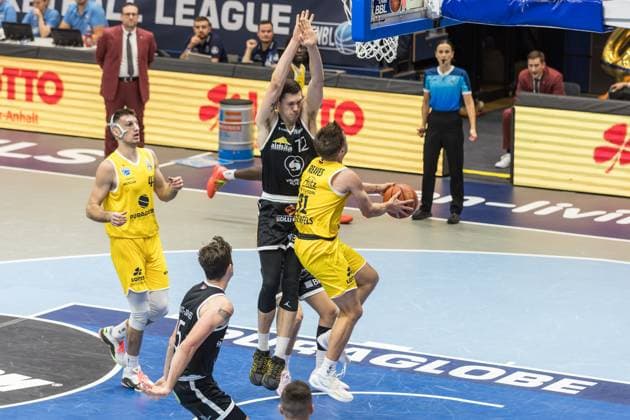 GER, European North Basketball League, ENBL, 2025 2026, Syntainics MBC Valmiera Glass VIA 05 11 2025, Stadthalle, Weißenfels, GER, European North Basketball League, ENBL, 2025 2026, Syntainics MBC Valmiera Glass VIA Spencer Reaves Syntainics MBC, 31 , Verners Kohs Valmiera Glass VIA, 12 Â Photo Alexander Trienitz Weißenfels Stadthalle Sachsen Anhalt Germany