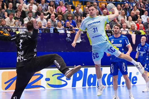 05 11 2025, xydrx, handball, round of 16 DHB Cup, TBV Lemgo Lippe VfL Gummersbach, PHOENIX Contact Arena Kay Smits VfL Gummersbach 31 throwing at the goal of Constantin Moestl TBV Lemgo Lippe 1 North Rhine-Westphalia Germany