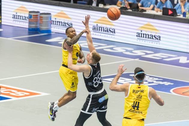 GER, European North Basketball League, ENBL, 2025 2026, Syntainics MBC Valmiera Glass VIA 05 11 2025, Stadthalle, Weißenfels, GER, European North Basketball League, ENBL, 2025 2026, Syntainics MBC Valmiera Glass VIA Charles Callison Syntainics MBC, 23 , Rinalds MÄlmanis Valmiera Glass VIA, 88 Â Photo Alexander Trienitz Weißenfels Stadthalle Sachsen Anhalt Germany
