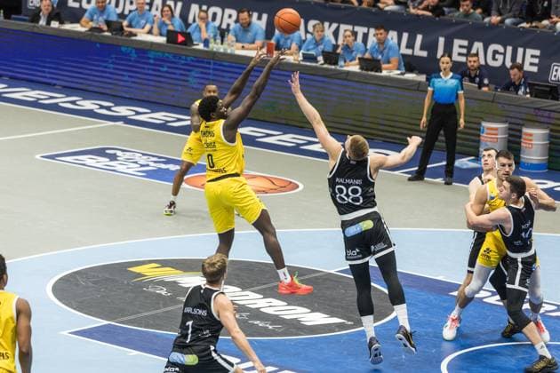 GER, European North Basketball League, ENBL, 2025 2026, Syntainics MBC Valmiera Glass VIA 05 11 2025, Stadthalle, Weißenfels, GER, European North Basketball League, ENBL, 2025 2026, Syntainics MBC Valmiera Glass VIA Khyri Thomas Syntainics MBC, 0 , Rinalds MÄlmanis Valmiera Glass VIA, 88 Â Photo Alexander Trienitz Weißenfels Stadthalle Sachsen Anhalt Germany