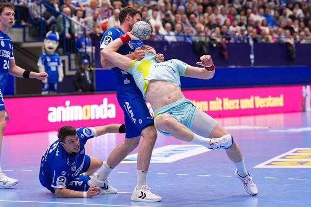 05 11 2025, xydrx, handball, round of 16 DHB Cup, TBV Lemgo Lippe VfL Gummersbach, PHOENIX Contact Arena Kay Smits VfL Gummersbach 31 throwing at the goal of Constantin Moestl TBV Lemgo Lippe 1 North Rhine-Westphalia Germany