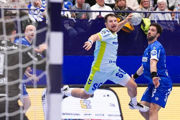 05 11 2025, xydrx, handball, round of 16 DHB Cup, TBV Lemgo Lippe VfL Gummersbach, PHOENIX Contact Arena Joao Gomes VfL Gummersbach 3 throwing at the goal of Constantin Moestl TBV Lemgo Lippe 1 North Rhine-Westphalia Germany