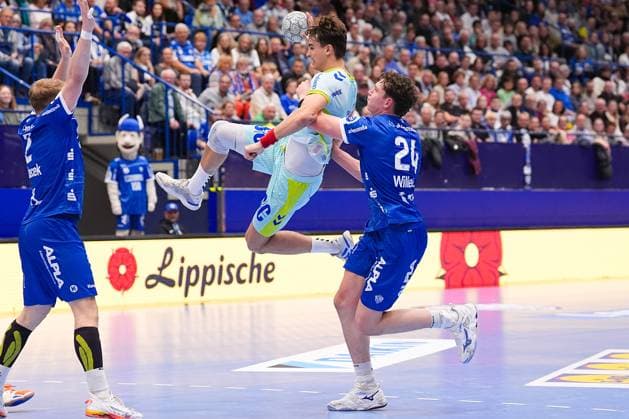 05 11 2025, xydrx, Handball, Round of 16 DHB Cup, TBV Lemgo Lippe VfL Gummersbach, PHOENIX Contact Arena Julian Koester VfL Gummersbach 7 in duel against Joel Willecke TBV Lemgo Lippe 24 North Rhine-Westphalia Germany