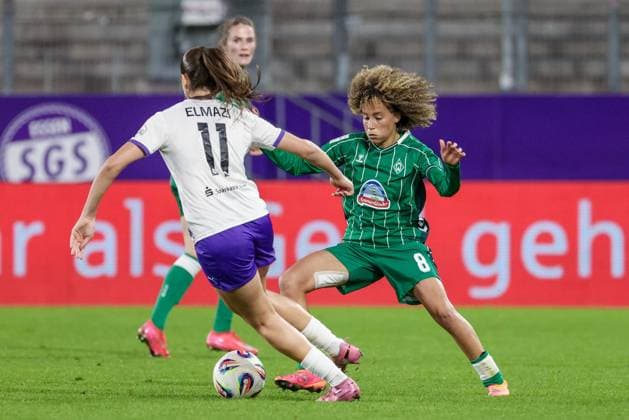 from left Laureta Elmazi SGS Essen, 11 and Amira Arfaoui SV Werder Bremen, 8 in a duel, dynamic, action, action, game scene, THE DFB REGULATIONS PROHIBIT ANY USE OF PHOTOGRAPHS AS IMAGE SEQUENCES AND OR QUASI VIDEO , 05 11 2025, Essen Germany , Football, Google Pixel Womens Bundesliga, SGS Essen SV Werder Bremen xobx