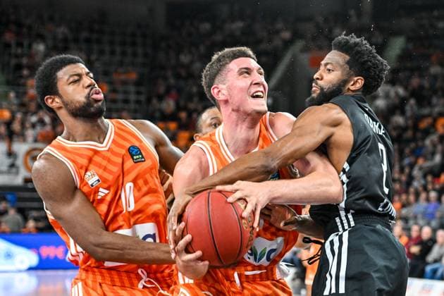 GER, EuroCup, ratiopharm Ulm vs London Lions 05 11 2025, ratiopharm arena, Neu Ulm, GER, EuroCup, ratiopharm Ulm vs London Lions, pictured Malik Osborne Ulm, 10 , Diego Garavaglia Ulm, 23 , Chasson Randle London, 2 nordphotoxGmbHx xHafner nph00200